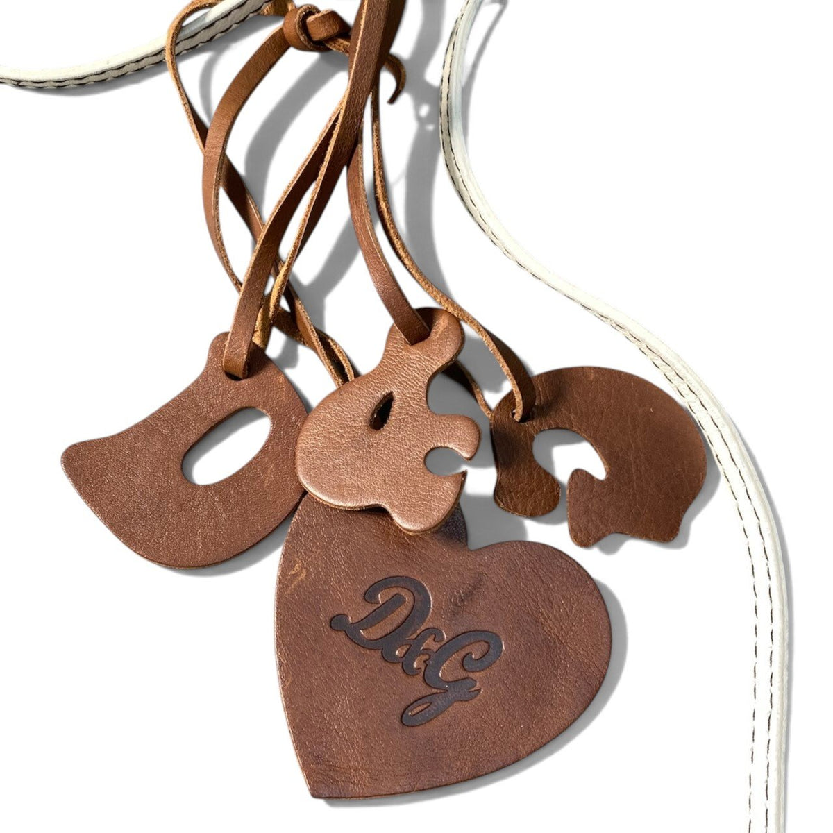 i7 Dolce＆Gabbana ドルチェアンドガッバーナ レザーバックル ショルダーポーチ Vintage Leather Buckle Shoulder Poach D＆G ホワイト レザーチャーム付t18r