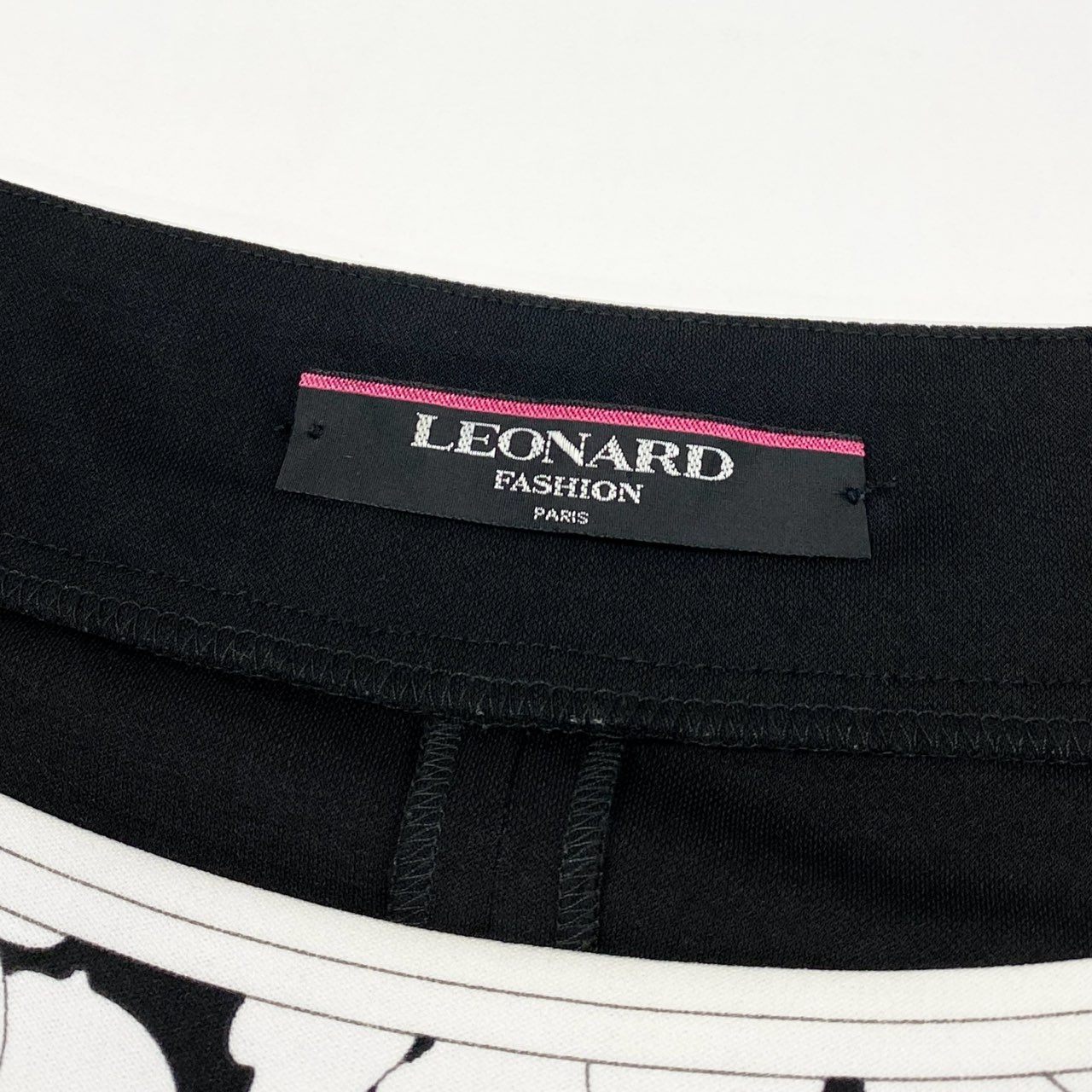 36a7 LEONARD レオナール 半袖ワンピース 膝丈ワンピース スクエアネック 美しい花柄プリント カンカン素材 Lサイズ ブラック ホワイト レディースu02t