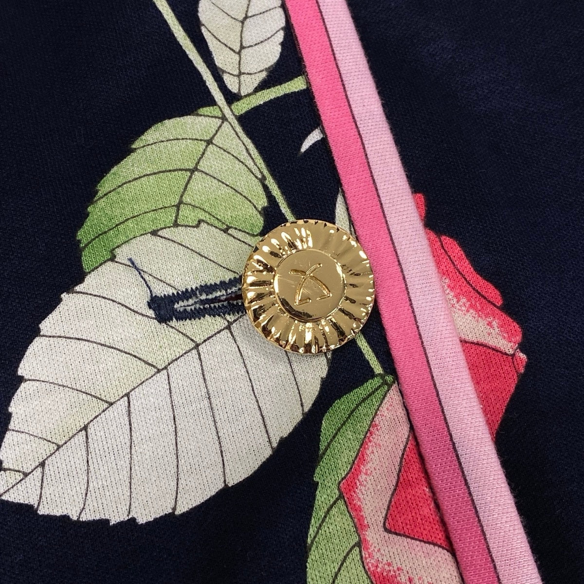 73f9 【美品】 LEONARD FASHION レオナール ノーカラー ロングジャケット カーディガン  美しい花柄プリント 金ボタン サイズM ネイビー コットン100％ レディース 女性服u02t