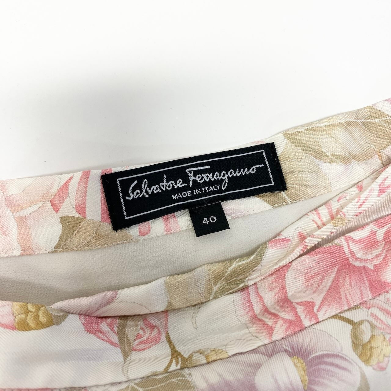 66d27 Salvatore Ferragamo サルヴァトーレフェラガモ  ラップスカート 巻きスカート 花柄プリント プリーツ切替 サイズ40 ピンク系 シルク100％ レディース 女性用u02t