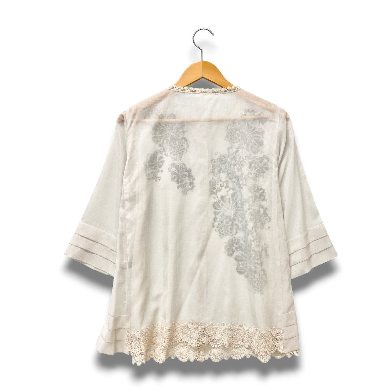 69c2 TOKUKO 1er VOL トクコプルミエヴォル シアーブラウス ノーカラーシャツ 七分袖 レース装飾 レディース 女性服 サイズ9 ホワイト系 ポリエステル100％u02t