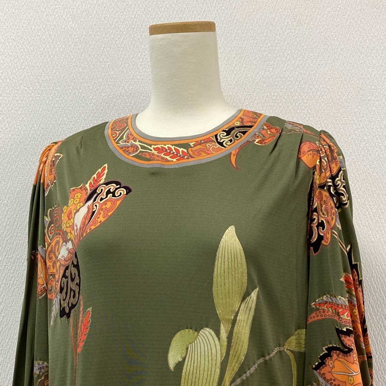 78i11 《新品保管品》 LEONARD レオナール 長袖ワンピース ロングワンピース 美しい花柄プリント サイズ11 グリーン シルク レディースu02t