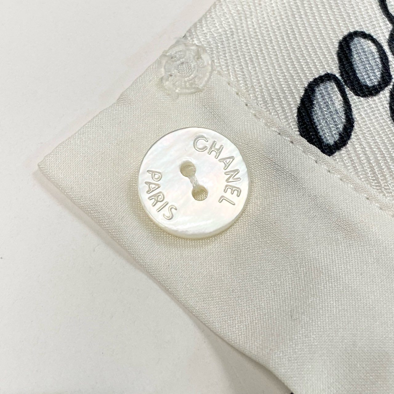 b23 CHANEL シャネル P80342 2025SS CCロゴ 半袖シルクブラウス 半袖トップス サイズ38 オフホワイト系 レディース Tシャツta1