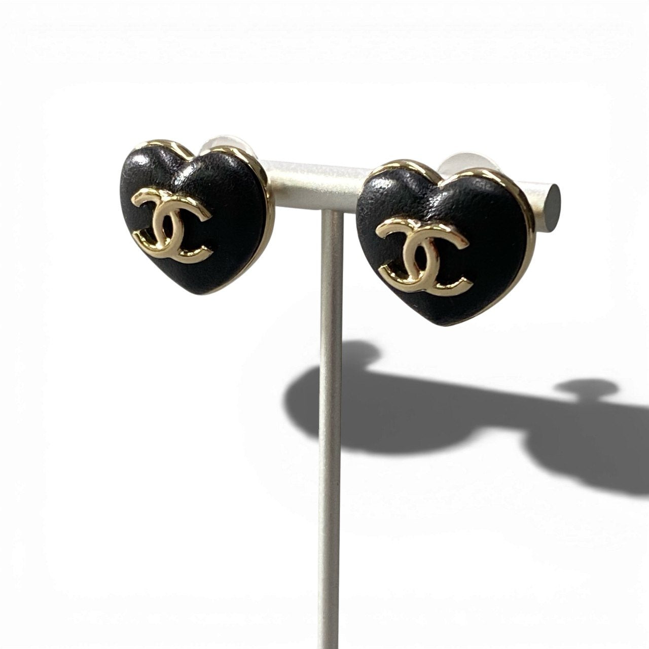 b5 CHANEL シャネル 2022 レザーハート ココマーク ピアス アクセサリー ブラック レザー レディースta1