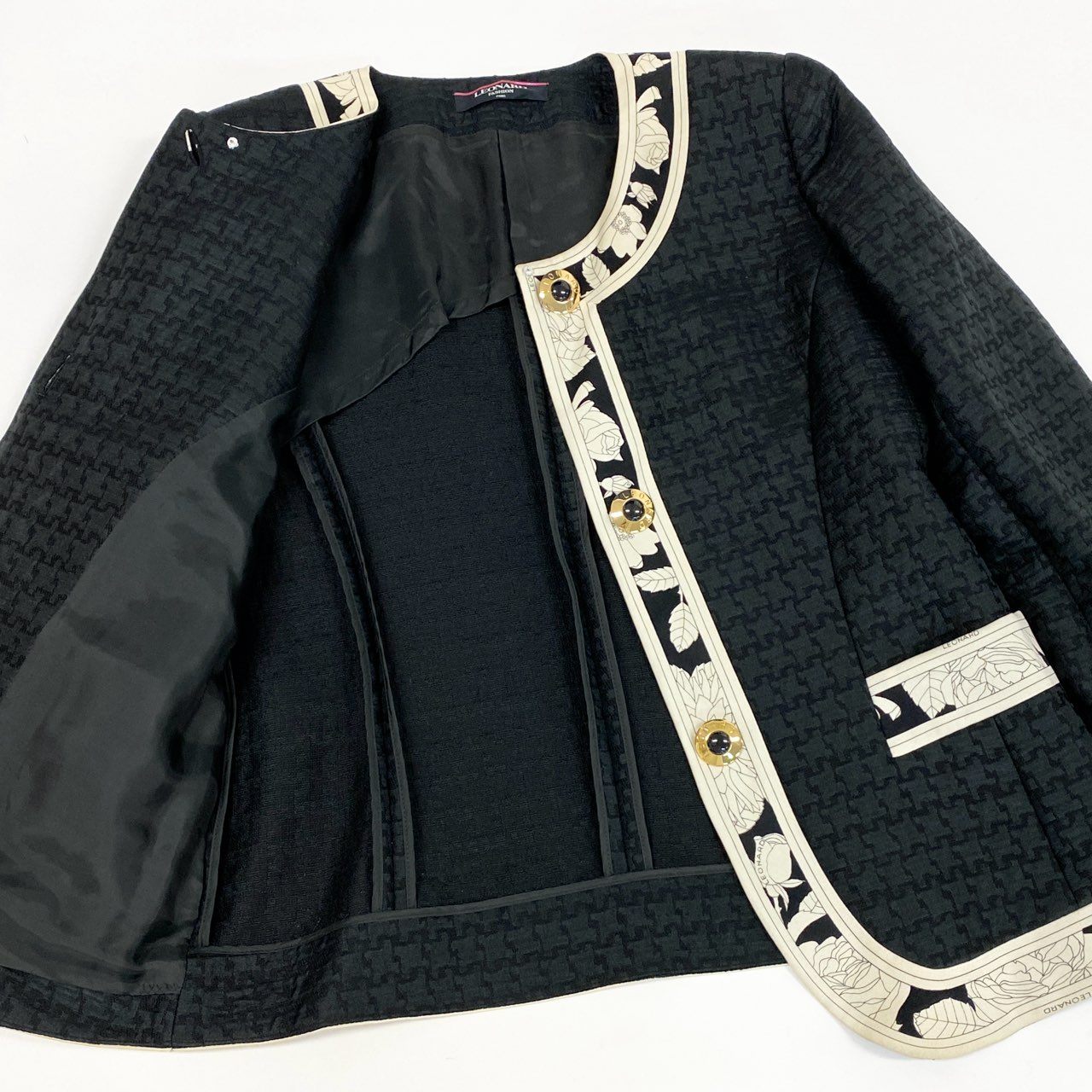 49L8 LEONARD レオナール ノーカラージャケット 美しい花柄プリント 金ボタン 11ARサイズ ブラック レディースo07t