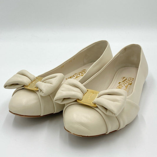 2i3《美品》 Salvatore Ferragamo サルヴァトーレフェラガモ Pre-Oened プレオウンド Varina リボンフラットシューズ 7 1/2 ホワイト レザー パンプスt18r