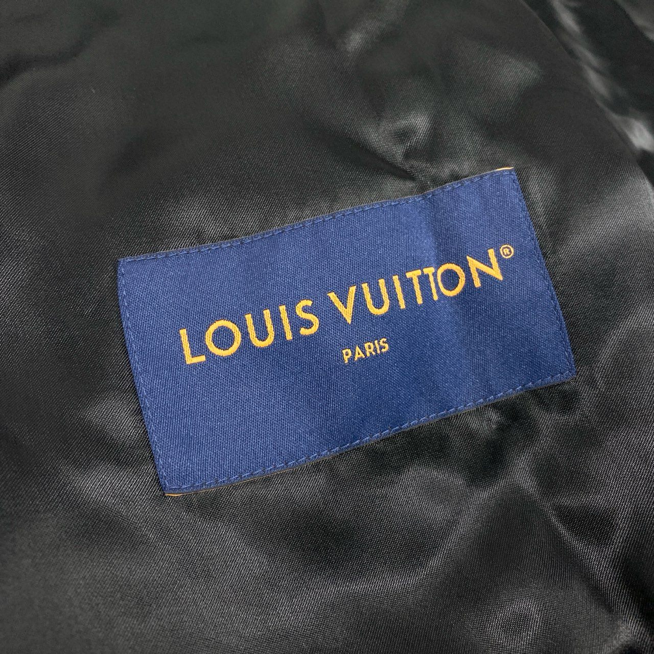 53Ⅼ2 LOUIS VUITTON ルイヴィトン 24SS ダミエ エンボスレザー ミックスレザーフードブルゾン スタジャン サイズ52 ブラック メンズ 男性用 アウター レザージャケットk02i