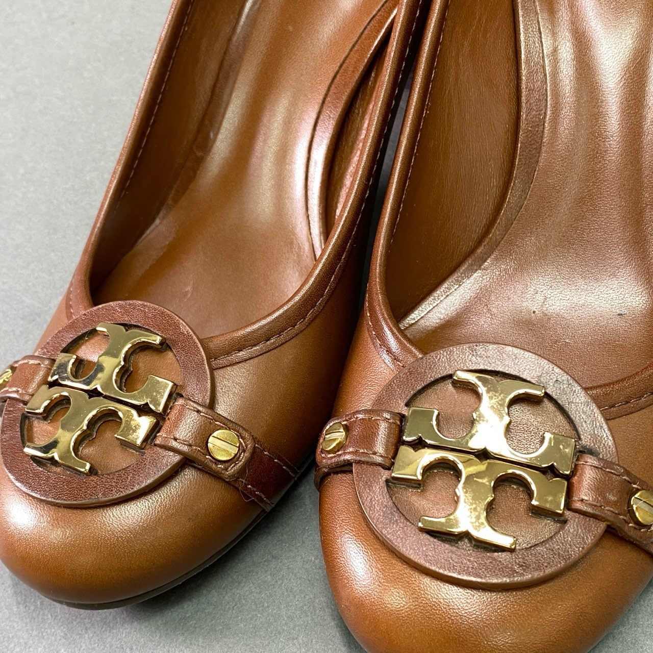 2k9 《美品》 TORY BURCH トリーバーチ ALMOND フロントロゴ レザーパンプス 7.5 ブラウン leather シューズ ブラジル製 箱付き