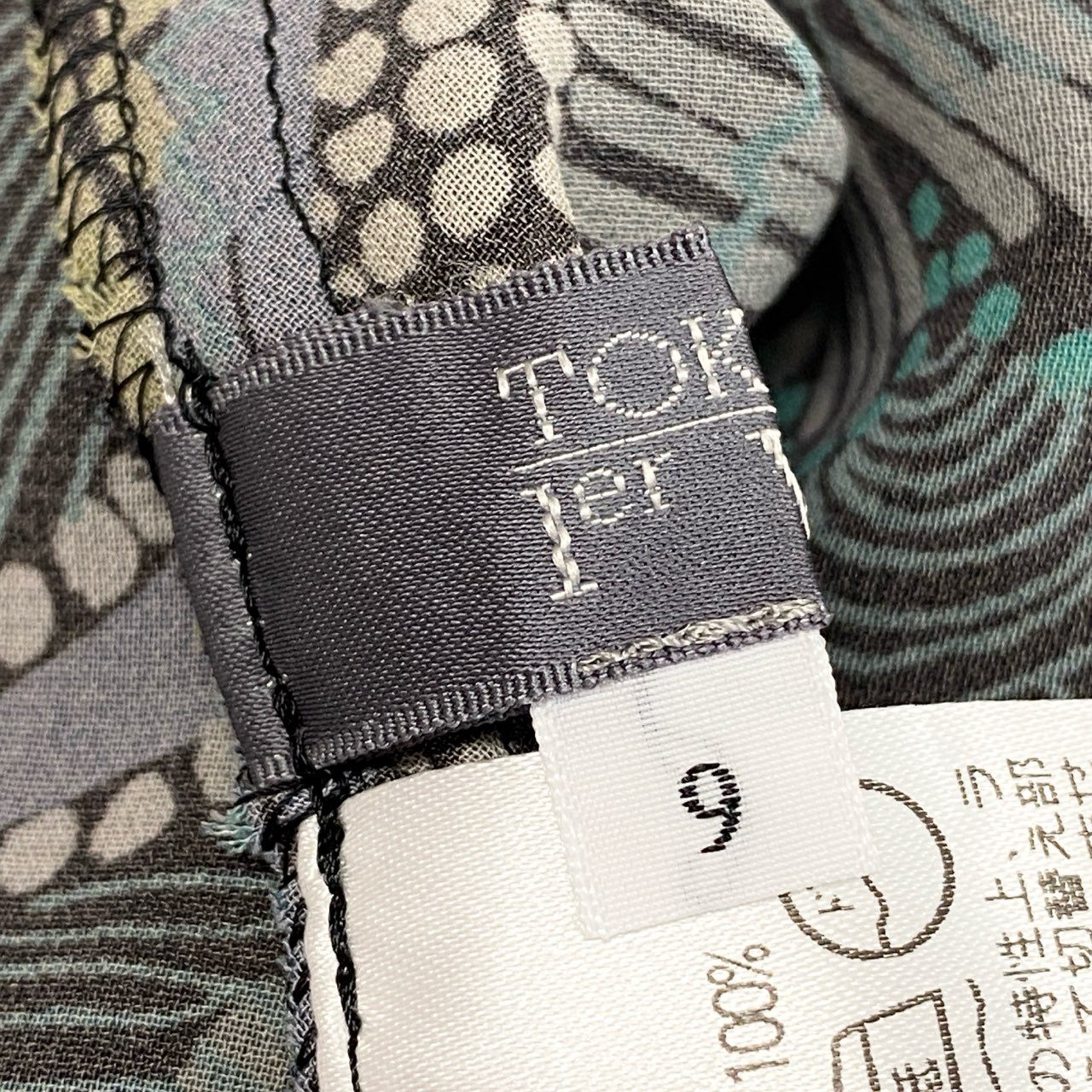 41k26 《美品》 TOKUKO 1er VOL トクコプルミエヴォル シアーブラウス フリルネック 総柄プリント ロングスリーブ レディース 女性用 9 ブラック ポリエステル100％u02t