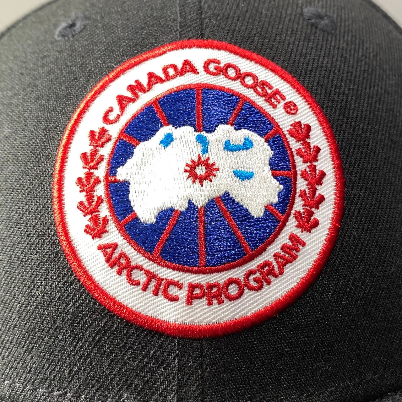 g7 CANADA GOOSE カナダグース × NEW ERA ニューエラ 刺繍ロゴキャップ Arctic Disc Adjustable Cap ブラック 帽子