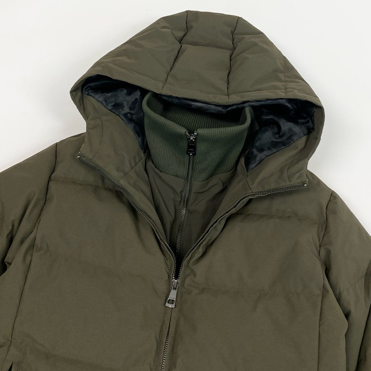 65l14【美品】AKM エイケイエム コンテンポラリー スタンドネック レイヤード ダウンジャケット アウター  Mサイズ カーキ メンズo07t