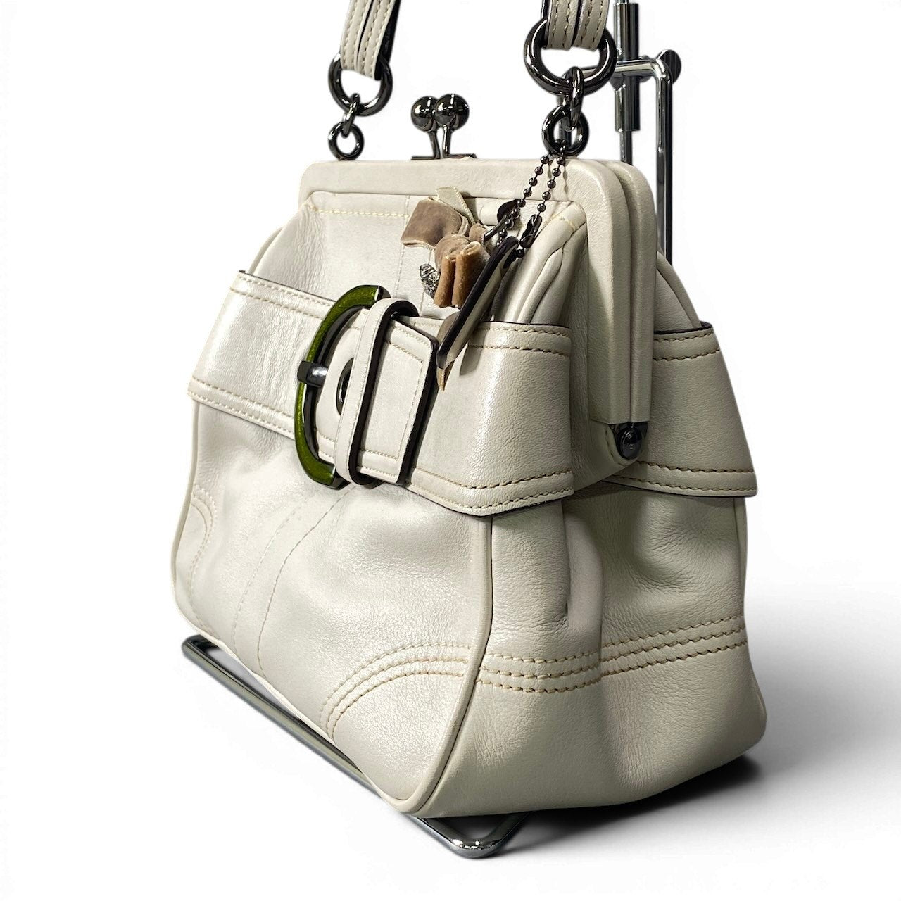 f12 COACH コーチ がま口 ソーホー ハンドバッグ Vintage Soho Buckle Hand Bag C05S / 8A12 ホワイトt18r