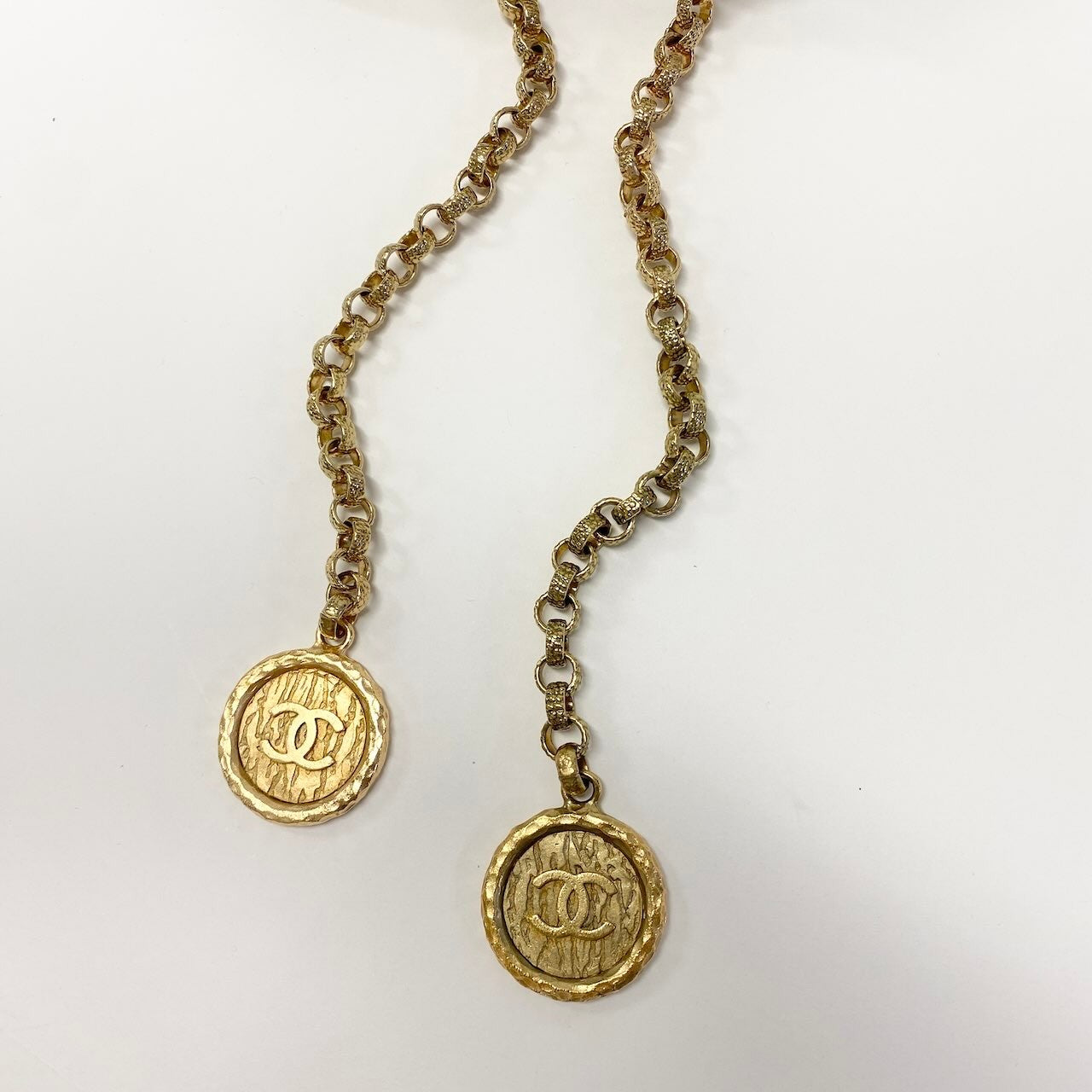 Ce27 CHANEL BOUTIQUE シャネル テーラードジャケット ココマークチェーン 金ボタン サイズ36 ホワイト レディース 女性服ta1