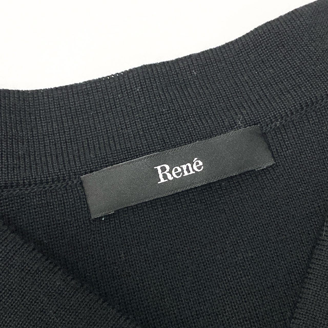 47b4【美品】Rene ルネ ニットカーディガン パフスリーブ ロゴプレート パールボタン 5232170 34サイズ ブラック レディース 女性用u02t