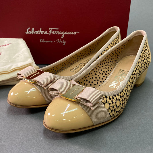 g29《美品》 Salvatore Ferragamo サルヴァトーレ フェラガモ SUSETTE VARA ヴァラリボン フラワーパンプス 6 1/2 ベージュ レザー シューズ 箱 保存袋有t18r