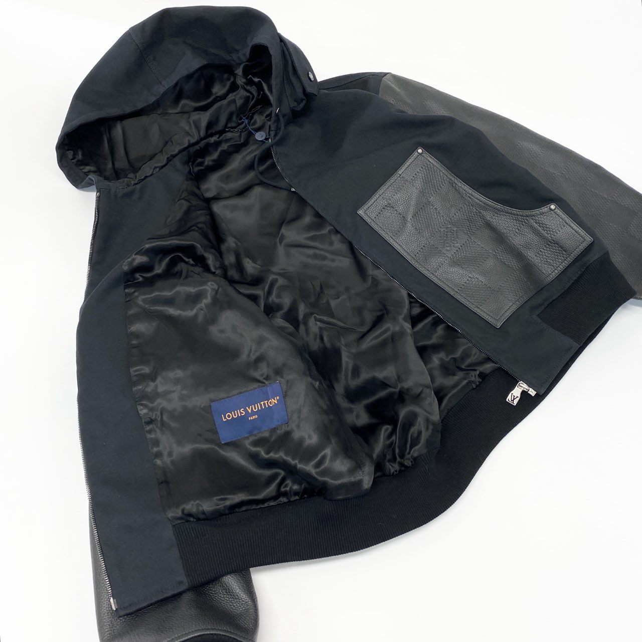 53Ⅼ2 LOUIS VUITTON ルイヴィトン 24SS ダミエ エンボスレザー ミックスレザーフードブルゾン スタジャン サイズ52 ブラック メンズ 男性用 アウター レザージャケットk02i