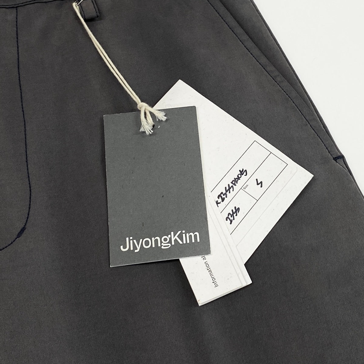5g2 【未使用タグ付】 JiyongKim ジヨンキム 23SS SUN-BLANCHED TROUSERS ストレートパンツ ベルト付 日焼け加工 サイズS グレー系 メンズu02t