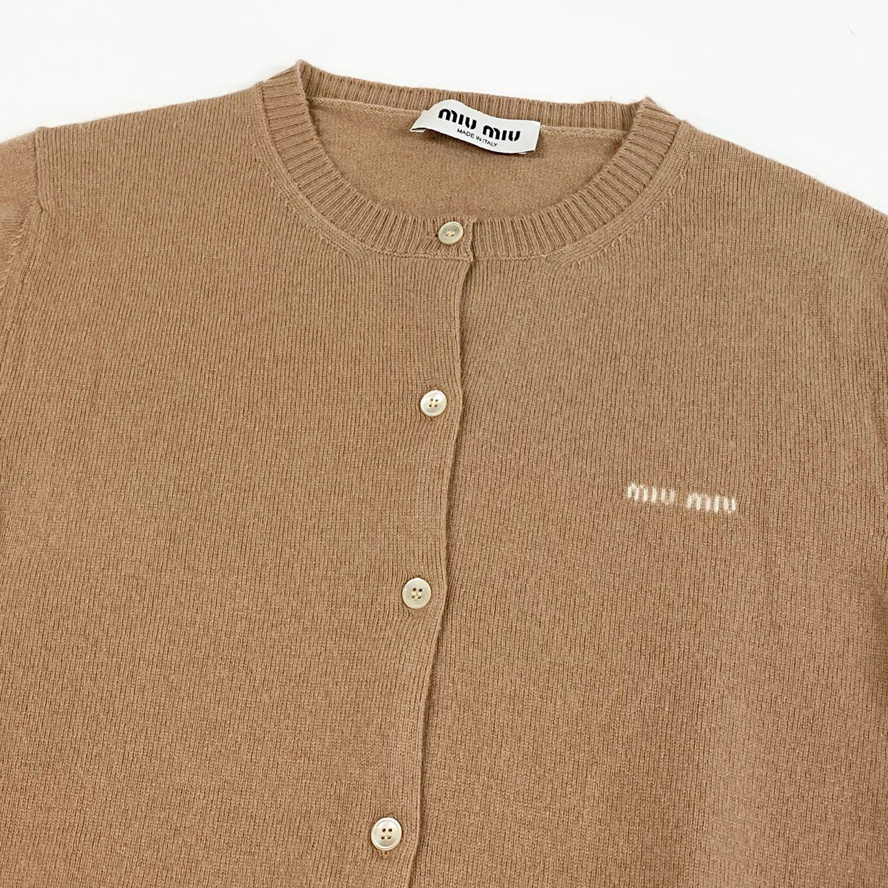 30a9 miu miu ミュウミュウ ロングスリーブ ニットカーディガン カシミヤニット 胸元ロゴ 刺繍  イタリア製 レディース サイズ42 ベージュ カシミア100％o07t