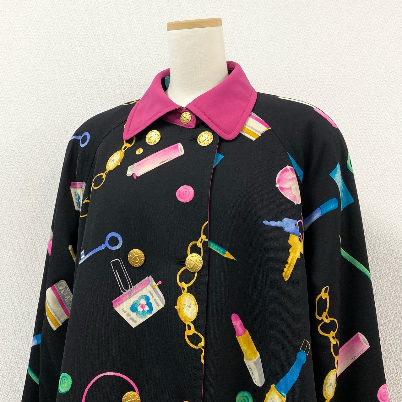 58i11 【美品】 LEONARD レオナール 中綿コート セミロングコート コスメ柄 総柄コート 金ボタン レディース 女性用 F ブラック マルチカラーu02t