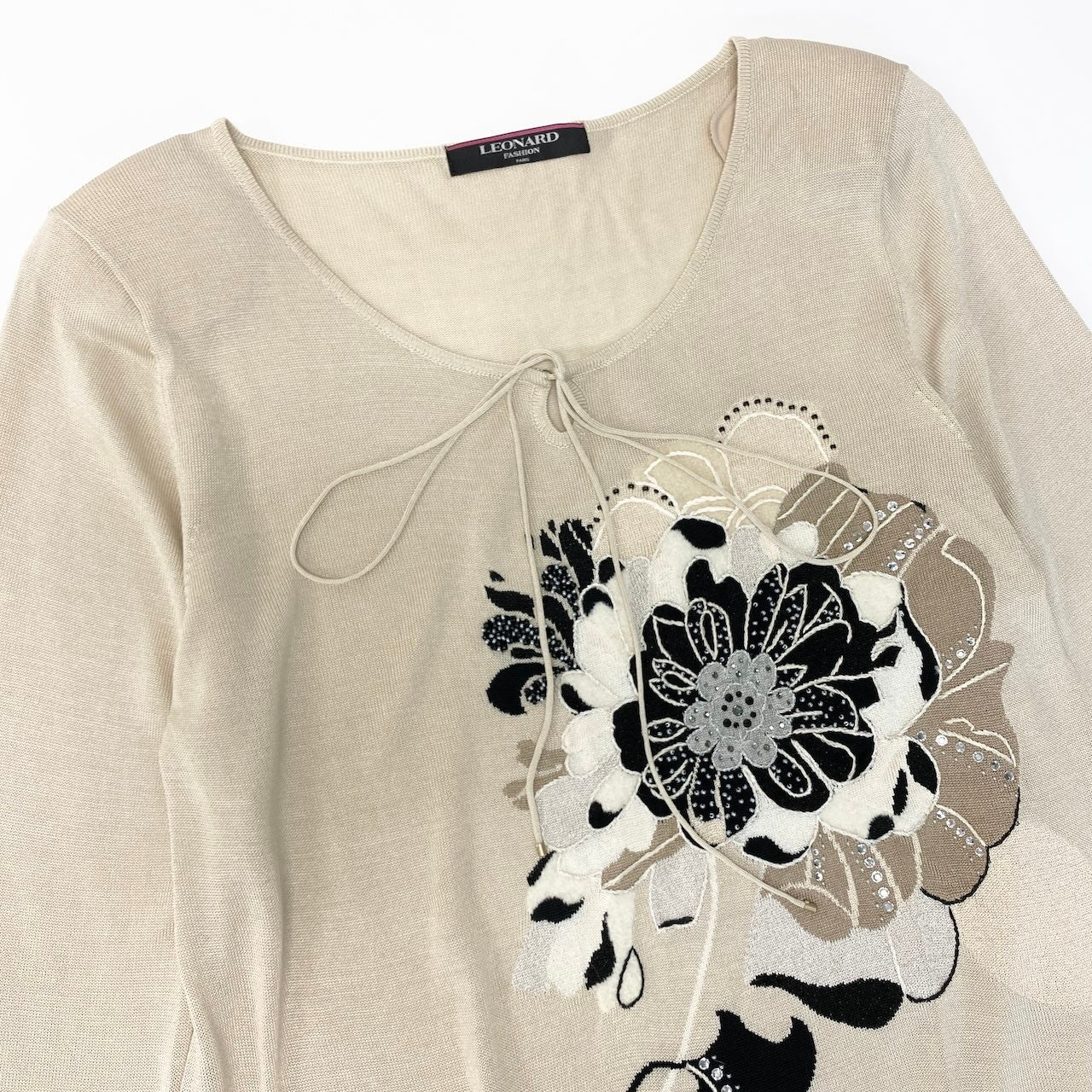 14d13 LEONARD FASHION レオナール ロングスリーブ ニットカットソー チュニック 花柄刺繍 ビーズ ラインストーン装飾 薄手 LL アイボリー レディース 女性用o07t