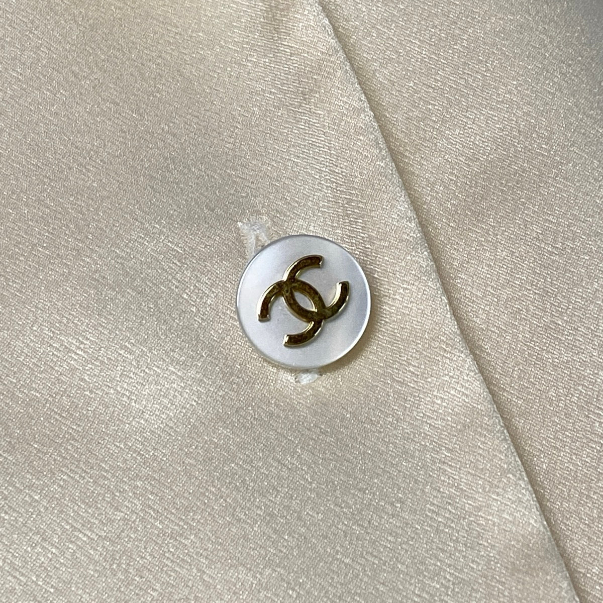 Cj28 【極美品】 CHANEL シルクブラウス ココマーク シェルボタン シャツ アイボリー レディース 女性用k02i