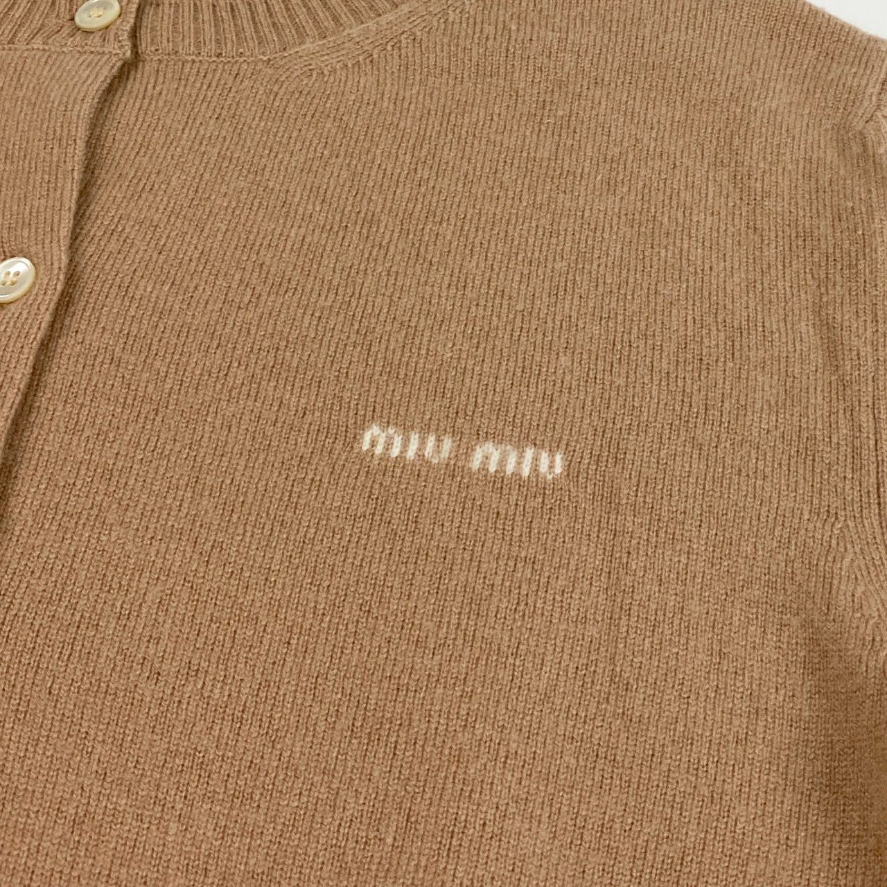 30a9 miu miu ミュウミュウ ロングスリーブ ニットカーディガン カシミヤニット 胸元ロゴ 刺繍  イタリア製 レディース サイズ42 ベージュ カシミア100％o07t