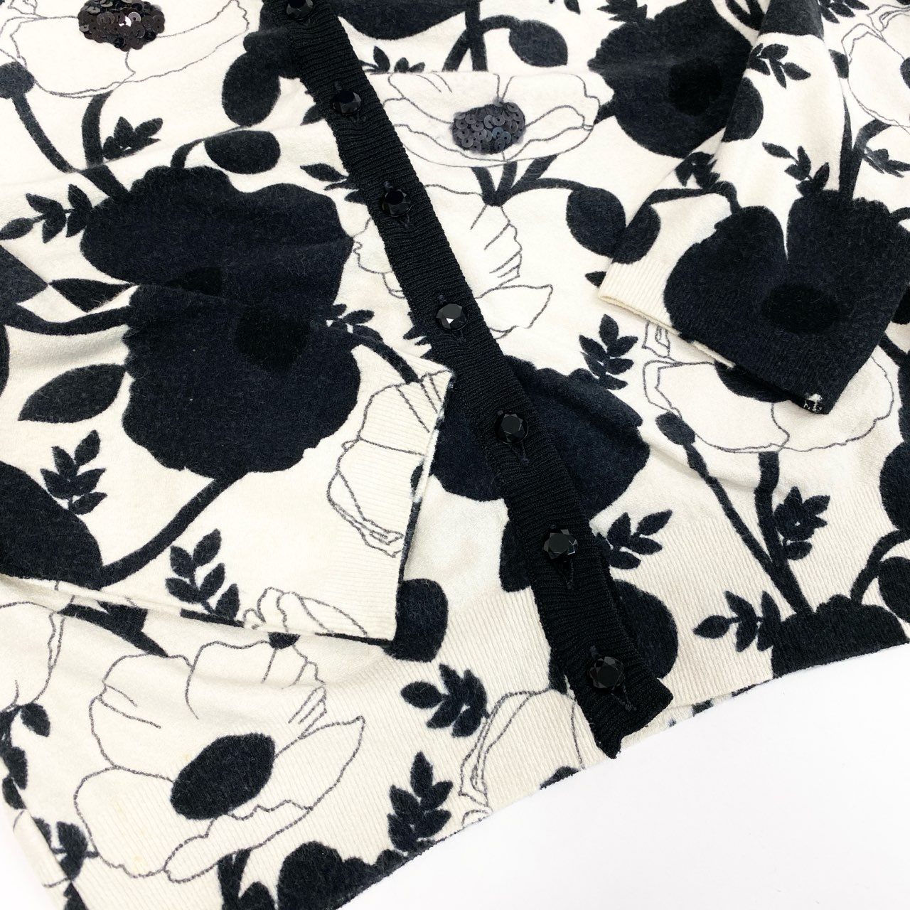 31k2 Blumarine ブルマリン イタリア製 長袖ニットカーディガン 花柄プリント ビジュー スパンコール 38 ホワイト ブラック レディースo07t