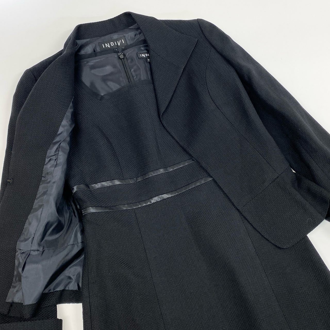 77j28《美品》INDIVI インディヴィ ジャケット ワンピース  セレモニースーツ フォーマル 127-42012 36サイズ ブラック レディースu02t