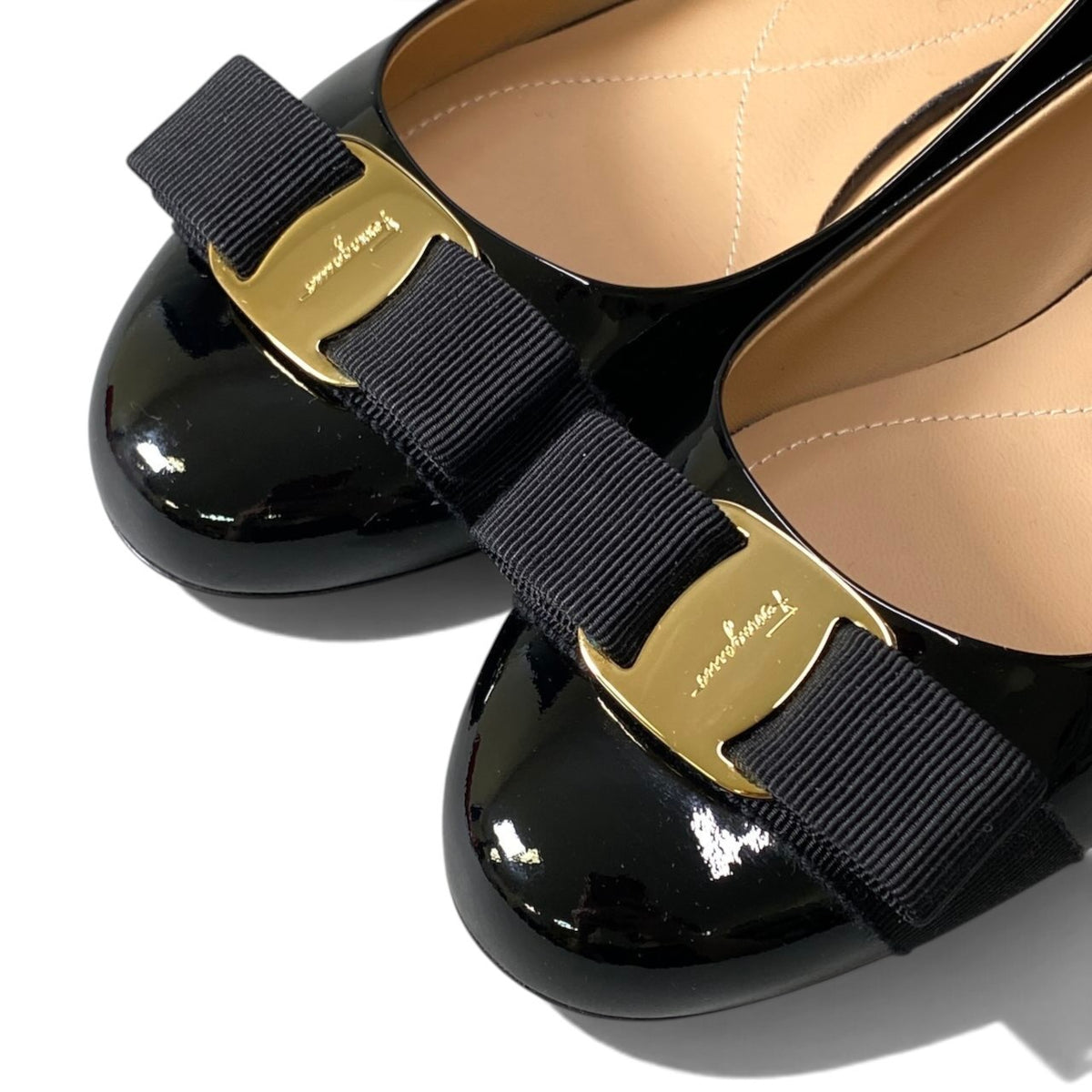 1i7 《極美品》 Salvatore Ferragamo サルヴァトーレフェラガモ ヴァラリボン パンプス フラットシューズ 6.5 ブラック パテントレザー レディースu02t