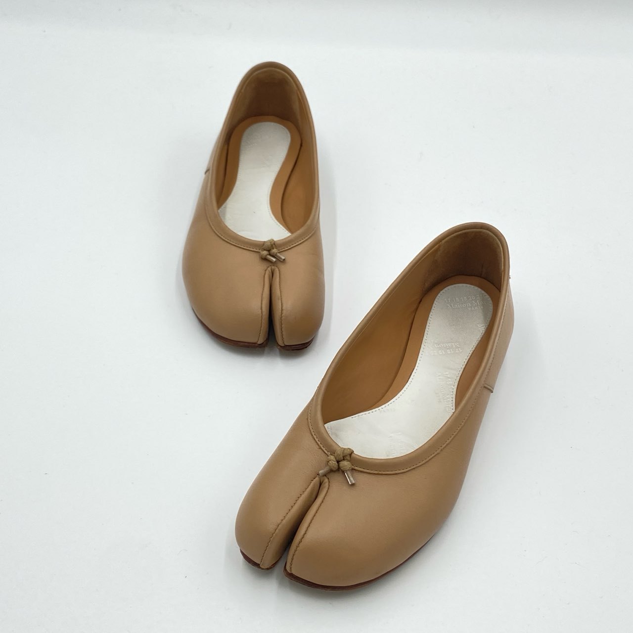 2h3《美品》 Maison Margiela メゾンマルジェラ 足袋 タビ バレリーナ バレエシューズ 35 ベージュ レザー フラット 女性靴t18r