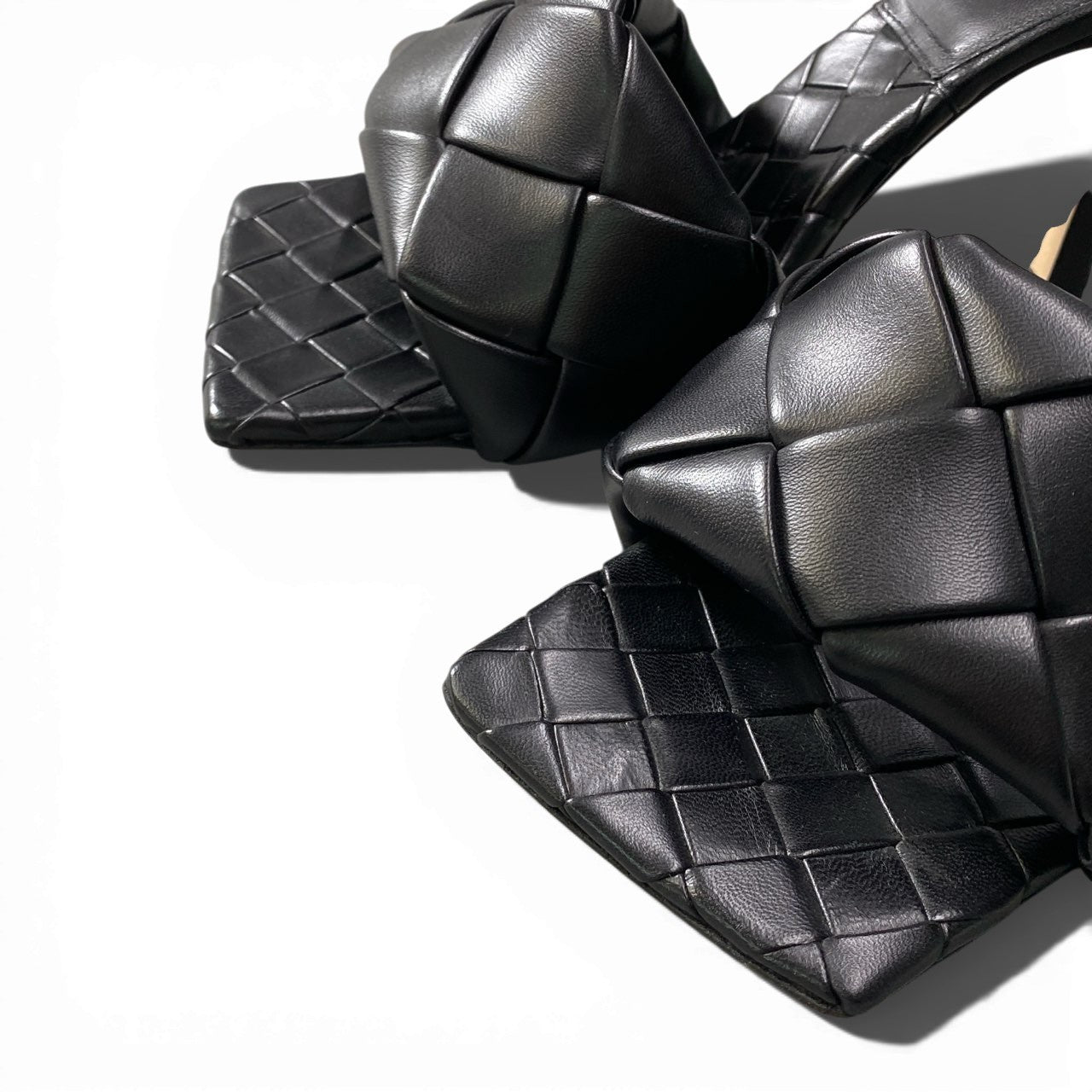 b2 《極美品》 BOTTEGA VENETA ボッテガヴェネタ LIDO リド イントレチャート ヒールサンダル サイズ39 ブラック レザー シューズ 箱 保存袋t18r