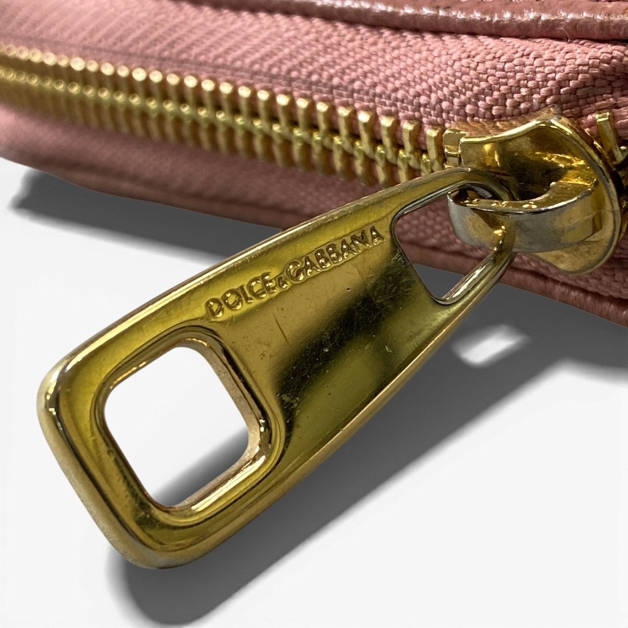 a5 DOLCE&GABBANA ドルチェアンドガッバーナ ラウンドファスナー 長財布 レザー ロゴプレート ピンク レディースk02i