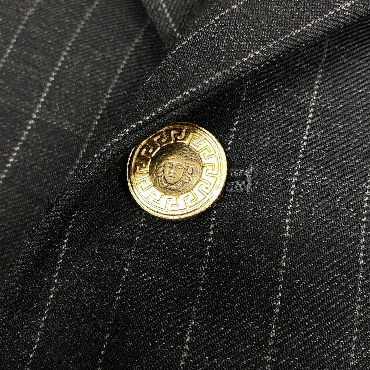 60e1 GIANNI VERSACE ジャンニ ヴェルサーチ テーラードジャケット ジレ セット ストライプ イタリア製 48サイズ グレー系 メンズ 男性用u02t