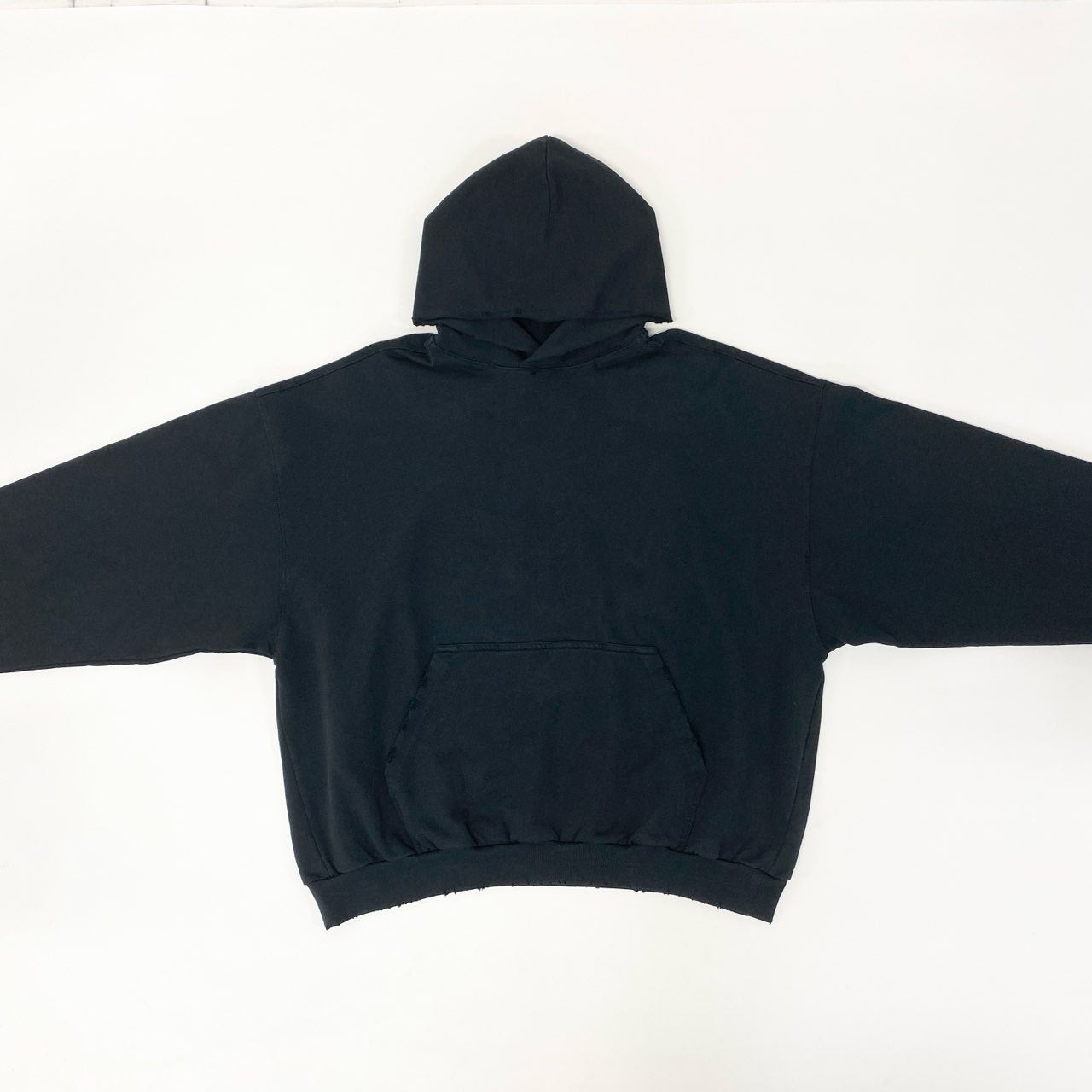 22i16 《未使用品》タグ付 BALENCIAGA バレンシアガ ロゴエンブロイダリー ダメージ加工 プルオーバーパーカー フーディ  742603 Mサイズ ブラック コットンo07t