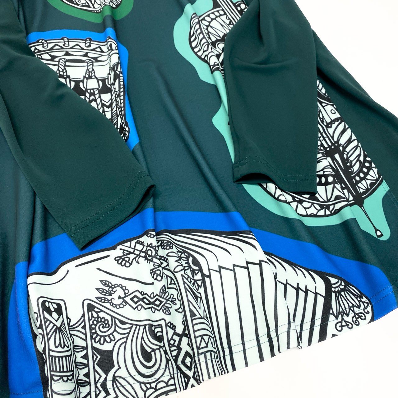 17c2 TOKUKO 1er VOL トクコプルミエヴォル ロングスリーブ チュニックワンピース ハイネック 楽器柄プリント ストレッチ レディース 女性服 サイズ9 グリーンu02t