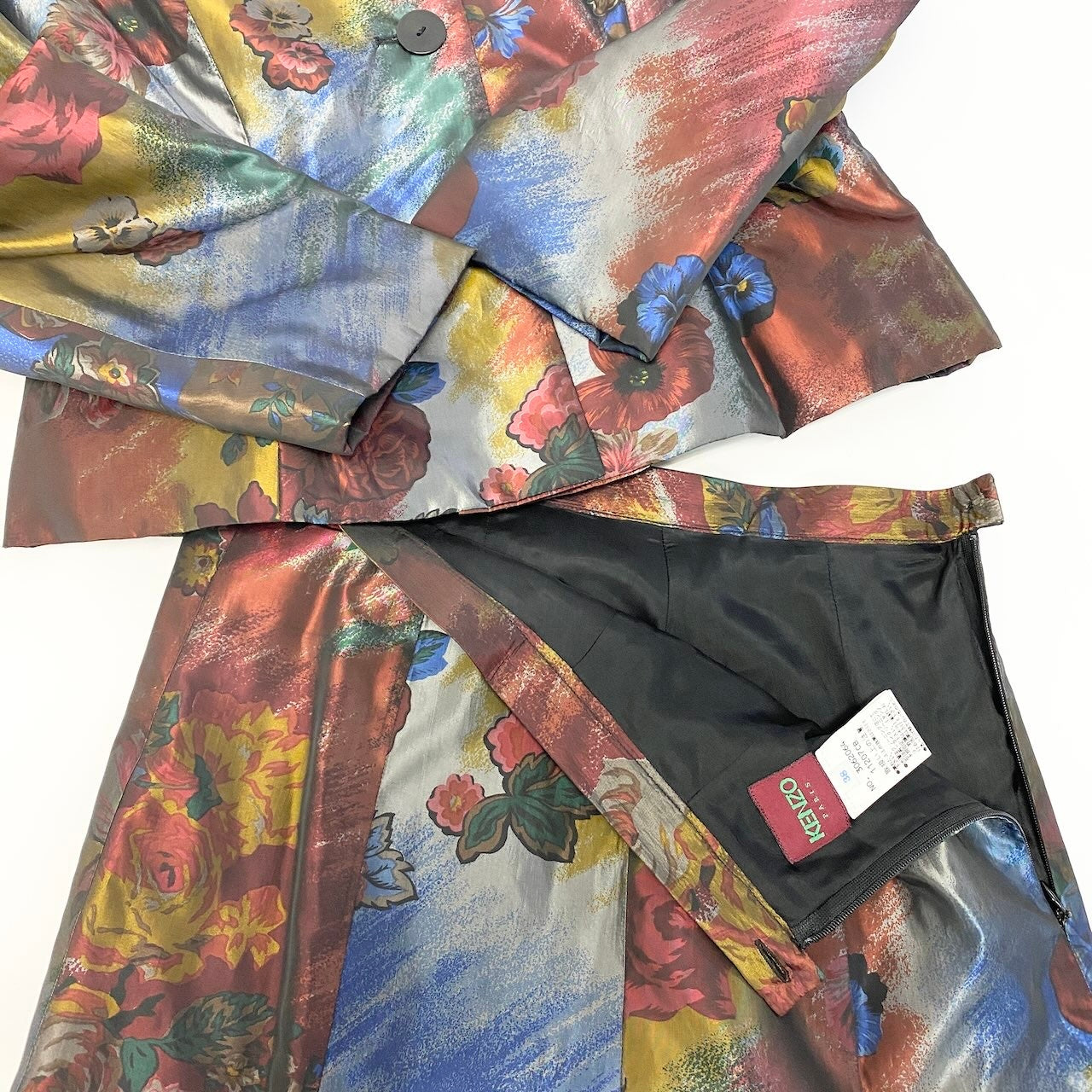 34d12 【美品】 KENZO ケンゾー セットアップスカート  テーラードジャケット プリーツスカート 花柄プリント 光沢 フランス製 サイズ 40-38 マルチカラー レディース 女性用u02t