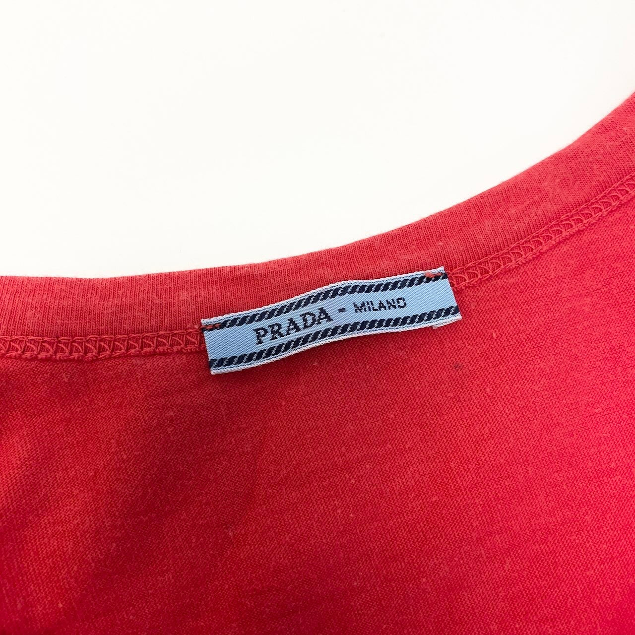 12d27 PRADA プラダ フロントロゴ カットソー  クルーネック 半袖Tシャツ ビーズロゴ レッド コットン100％ メンズ 紳士服u02t