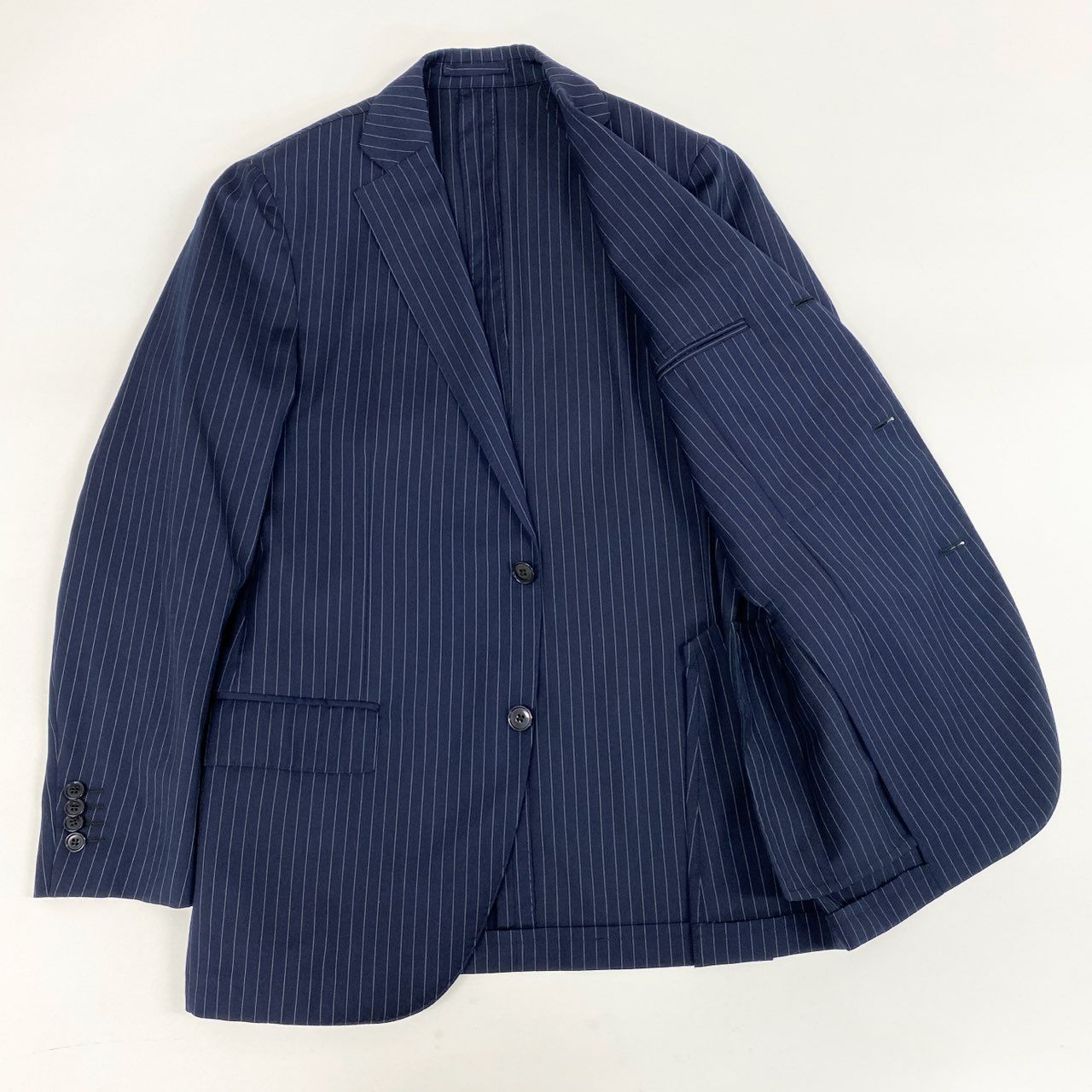 75i8 《美品》 LARDINI ラルディーニ ブートニエール付 セットアップ スーツ ストライプ柄 イタリア製 JH801AQ 48 ネイビー ウール メンズo07t