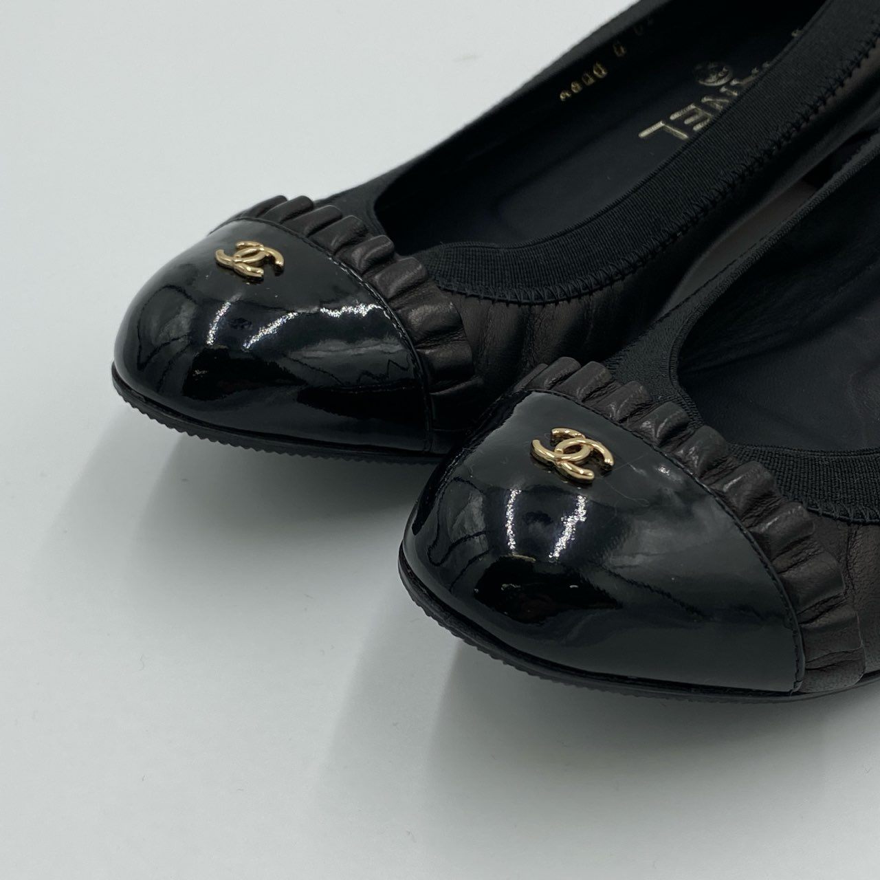 5h29《美品》 CHANEL シャネル ココマーク フリルレザー バレエシューズ G26480 37 ブラック ラムレザー フラットパンプス バレリーナ 箱 保存袋付属t18r