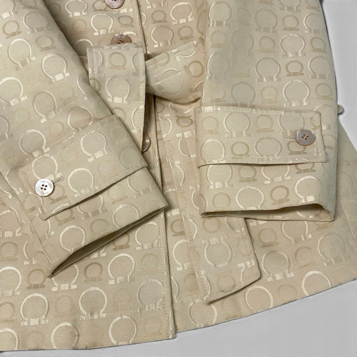 j29 【美品】Salvatore Ferragamo ステンカラーコート ベルト付き ガンチーニ アウター 42サイズ アイボリー レディース 女性用u02t