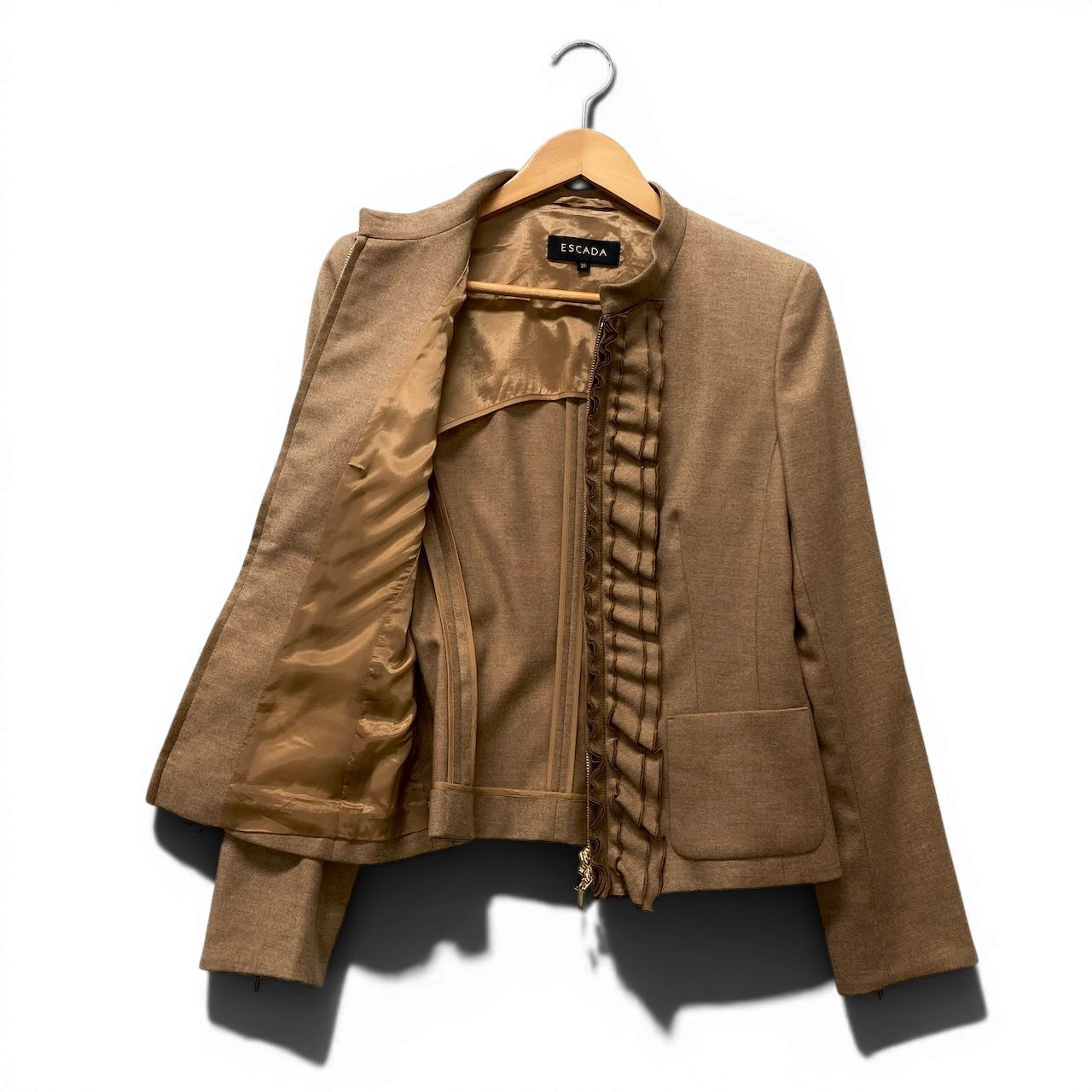 82f16 ESCADA エスカーダ セットアップスカート フォーマルスーツ フリルジャケット 膝丈スカート カシミヤ混 サイズ36 ベージュ レディース 女性用u02t