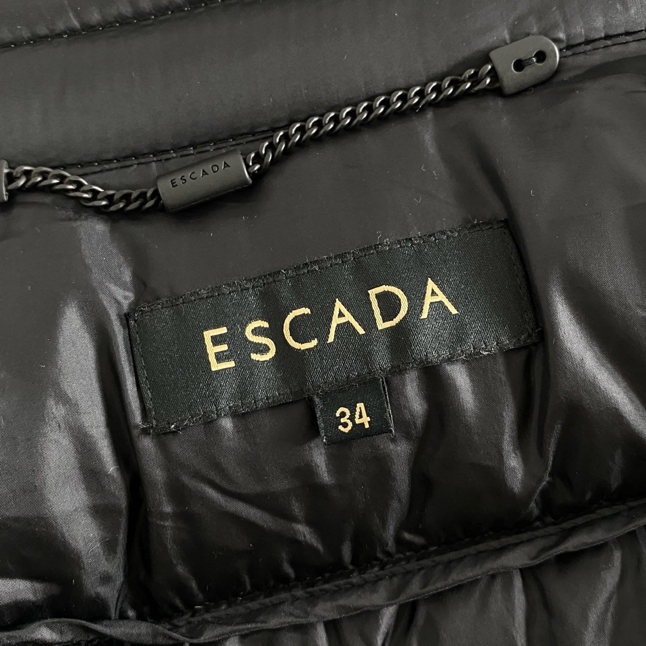 20i23 ESCADA エスカーダ ダウンコート 軽量ダウン アウター フリル ウエストベルト 5007297 サイズ34 ブラック レディース ミセス