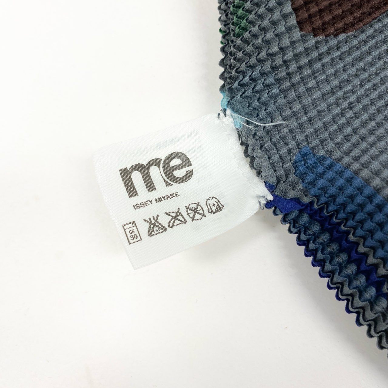 5i12 me ISSEY MIYAKE ミー イッセイミヤケ グラフィックプリント ハイネック半袖カットソー トップス  MI33FK313 グレー マルチカラー レディースo07t
