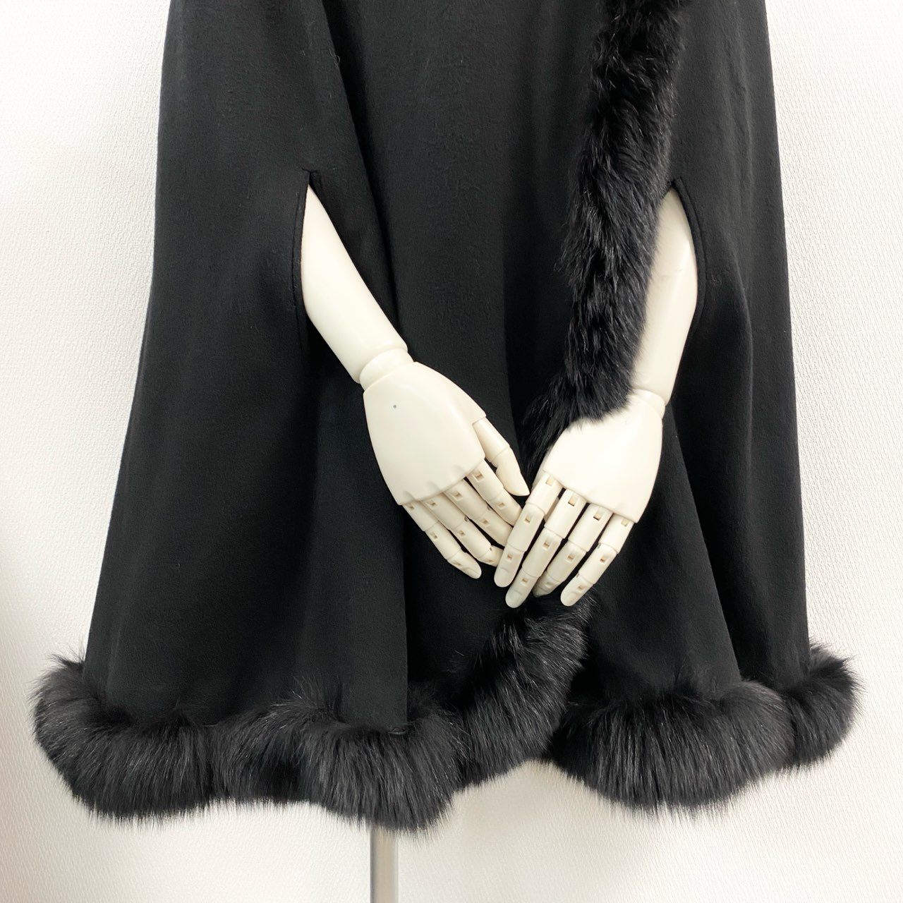 82a15【美品】 TISSCRIO MOONBAT ムーンバット BINICOCCHI ビニコッチ  カシミヤポンチョ  アウター フォックスファー レディース free ブラック カシミア100％u02t