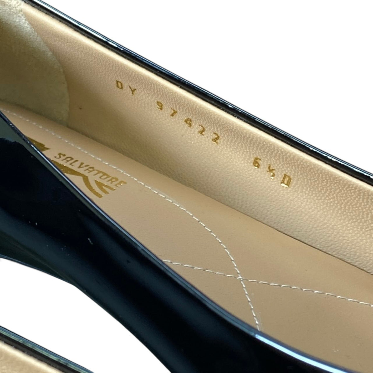 1i7 《極美品》 Salvatore Ferragamo サルヴァトーレフェラガモ ヴァラリボン パンプス フラットシューズ 6.5 ブラック パテントレザー レディースu02t