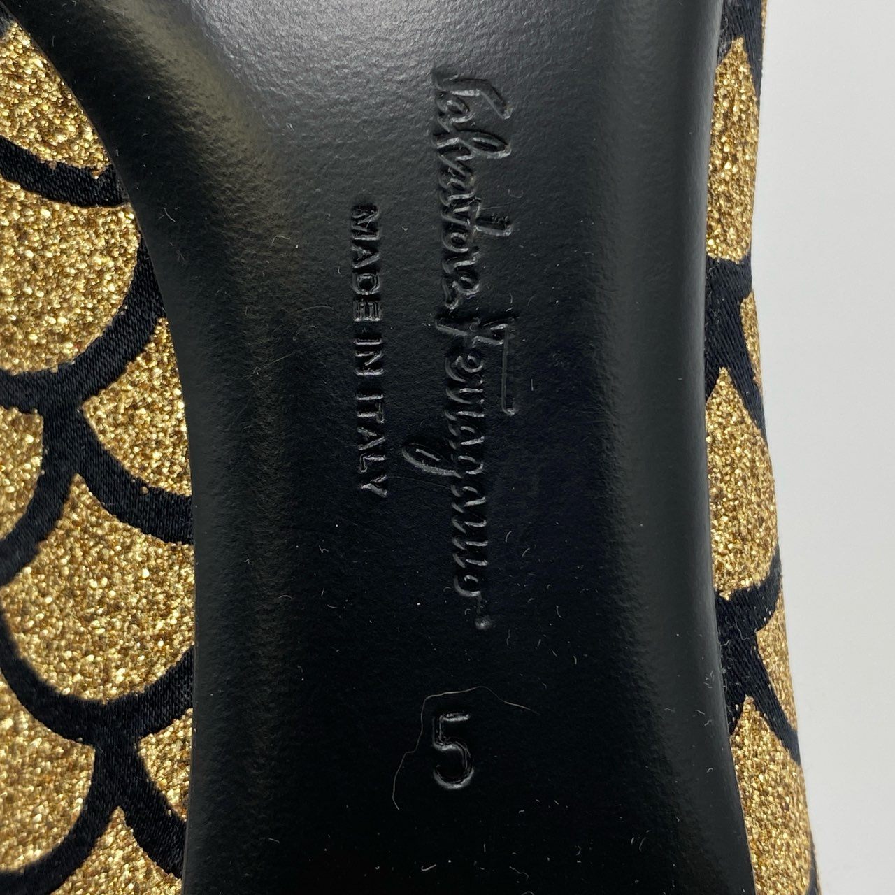 5h29《美品》 Salvatore Ferragamo サルヴァトーレフェラガモ VARA MER ヴァラリボン グリッターパンプス 5 ゴールド ブラック ラメ シューズ 希少モデル 箱 保存袋付属t18r