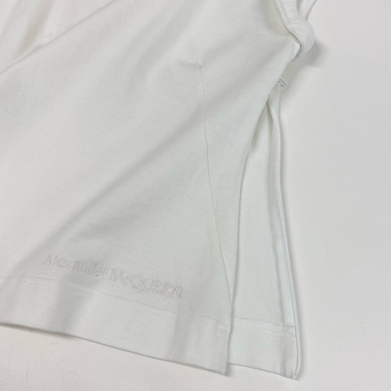 84i10 ALEXANDER MCQUEEN アレキサンダーマックイーン 22年 イタリア製 ロゴ刺繍 ノースリーブカットソー トップス サイドジップ 36 ホワイト コットン レディースk02i