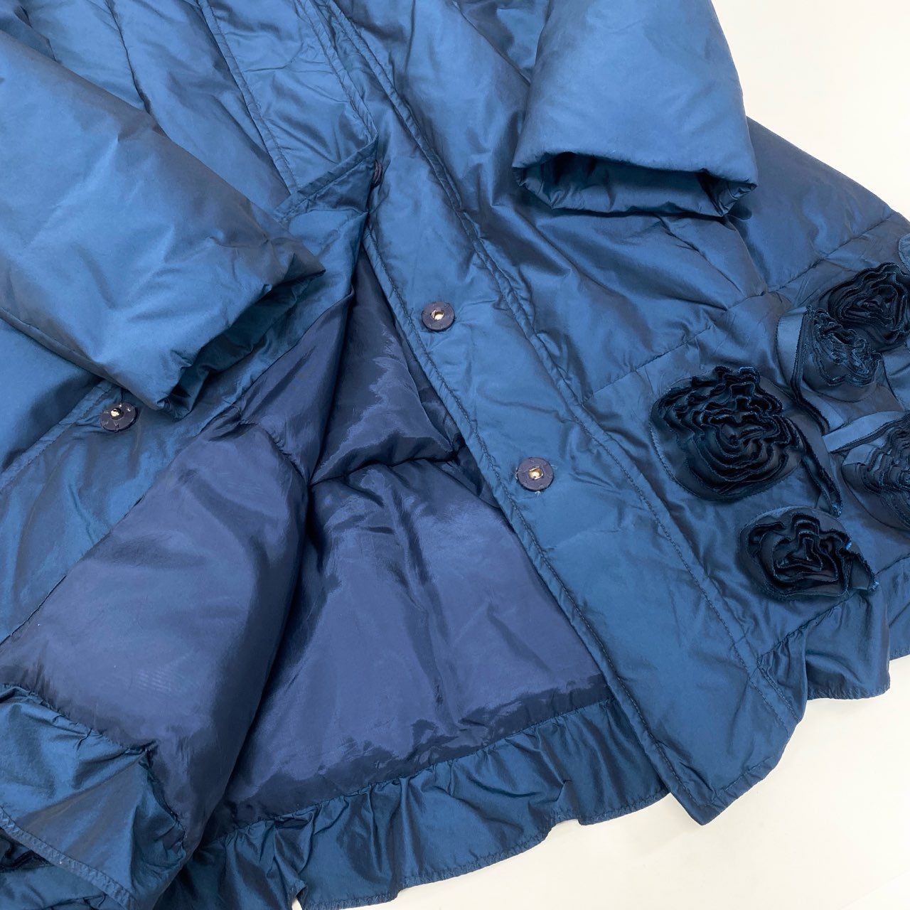 40k18【美品】SHIZUKA KOMURO シズカコムロ ダウンコート ロングコート 薔薇 Aライン 42サイズ ネイビー レディースu02t