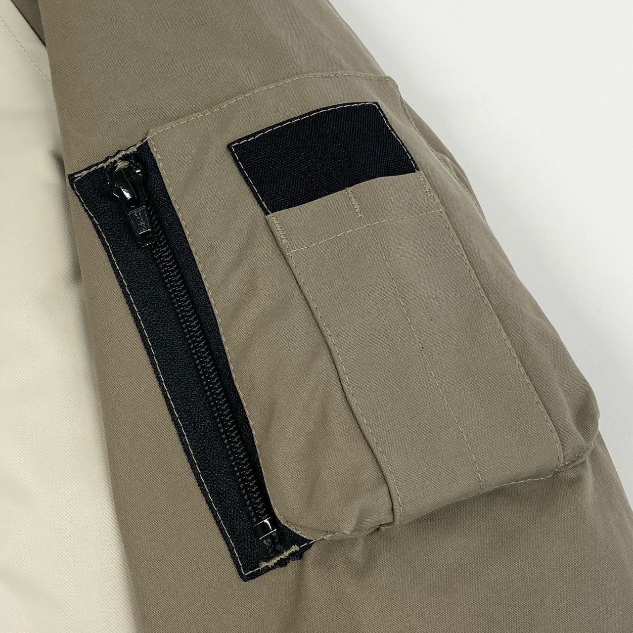 69k7 《未使用》定価￥176,000  CANADA GOOSE カナダグース × NBA リバーシブル Bullard Bomber Jacket ボンバージャケット 1082UCG S ベージュ ダウンジャケット タグ付t18r