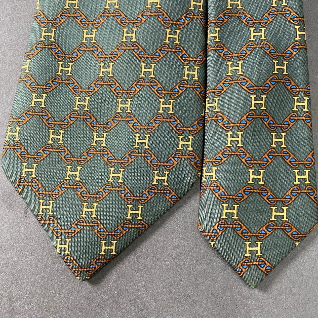 3f12 【美品】 HERMES エルメス カーキ シルク100％ Hロゴ × シェーヌダンクル ネクタイ メンズ 紳士